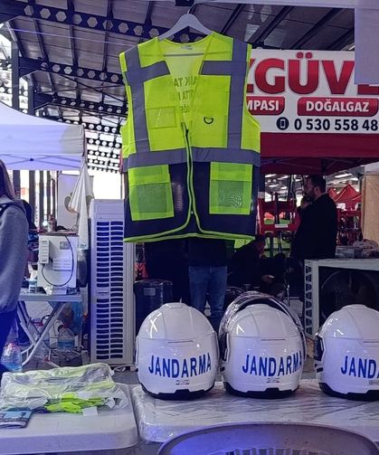 Jandarma sürücülere reflektörlü yelek hediye etti