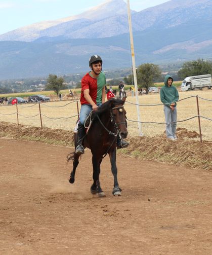 Kızılcabölük Rahvan At Yarışları'nda kıyasıya rekabet yaşandı