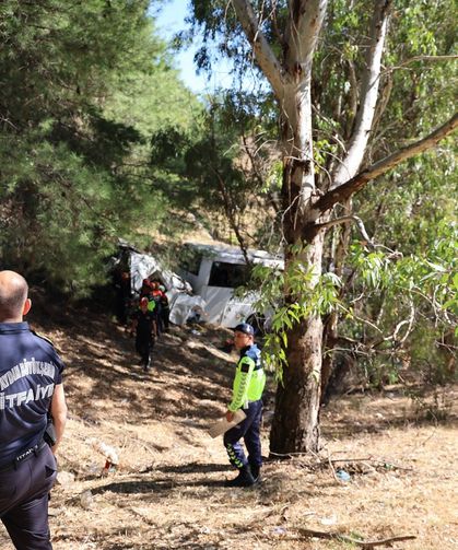 Turistleri taşıyan otobüs şarampole uçtu: 2 ölü 9 yaralı