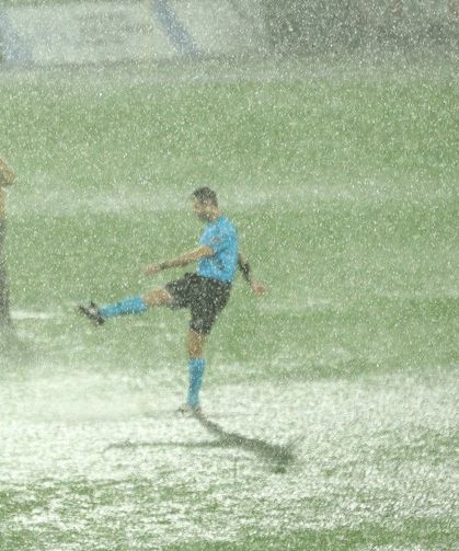 Ümraniyespor - Boluspor maçı yağmur nedeniyle yarıda kaldı
