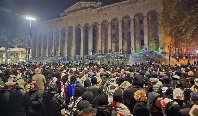 Gürcistan parlamentosu önünde tansiyon düşmüyor: 22 gözaltı