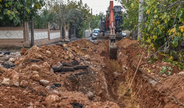 Kanal Mahallesi'nde Büyükşehir içme suyunu, Kepez asfaltı yeniliyor