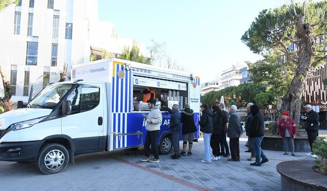 Kuşadası Belediyesi’nden soğuk havalarda çorba ikramı