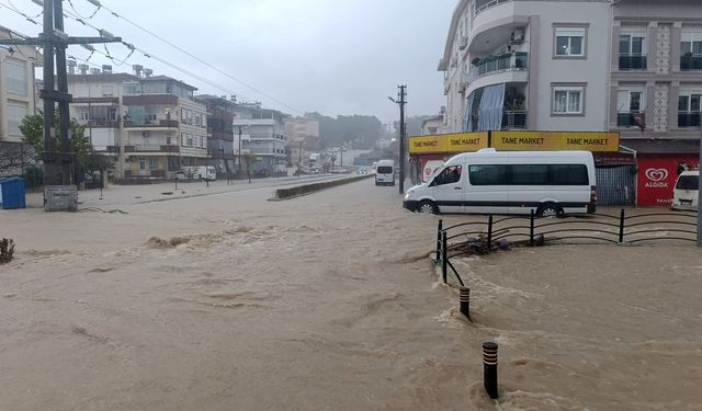 Birçok cadde ve sokak göle döndü, bazı araçlar suda mahsur kaldı