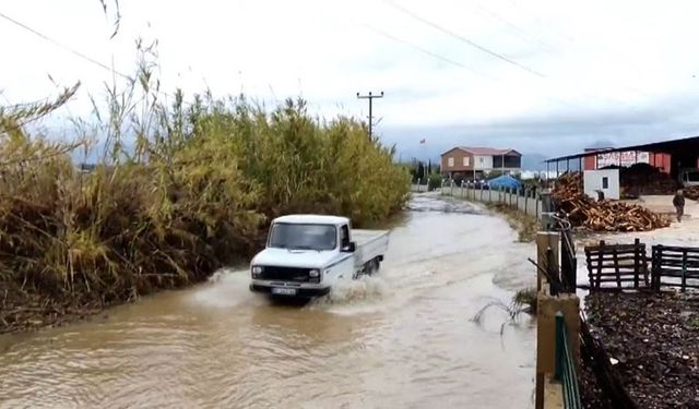 Birçok cadde ve sokak göle döndü, bazı araçlar suda mahsur kaldı