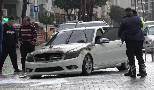 Alanya'da park halindeki lüks otomobil yandı