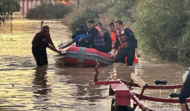 Manavgat'taki su baskınlarında mahsur kalan vatandaşlar botla kurtarıldı