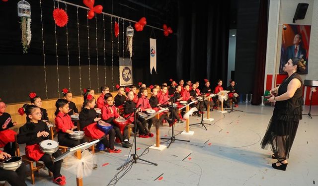 Darbukayı bidonla öğrenen ilkokul öğrencileri "Şenlik Grubu"nda bir araya geldi
