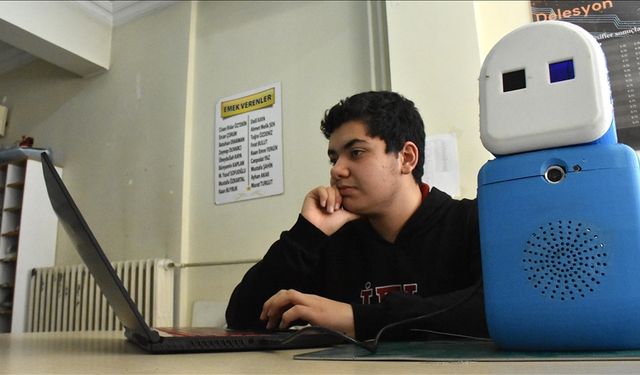 Lise öğrencisi yapay zeka destekli doktor asistanı robot geliştirdi