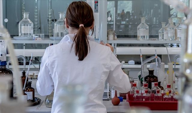 Düşünceleri gerçek zamanlı sesli kelimelere dönüştürebilen cihaz geliştirdiler