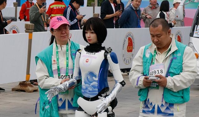 Çin'de insansı robotlar yarı maratonda insanlarla birlikte yarıştı