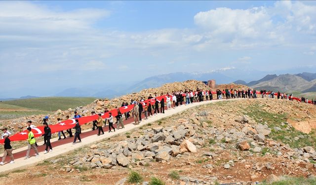 Cudi Dağı'nda 105 çocukla 105 metre uzunluğunda Türk bayrağı açıldı