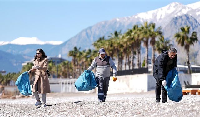 Antalya Konyaaltı Sahili'nde çevre temizliği yapıldı