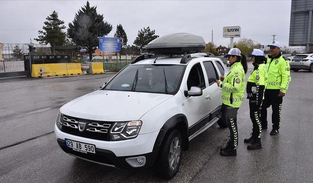 Trafik polisi baba kız omuz omuza çalışıyor