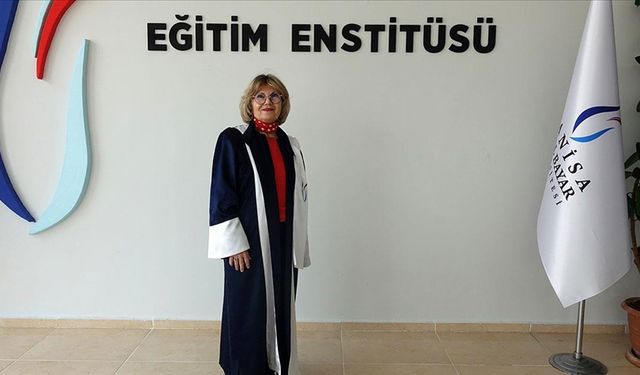 40 yıl sonra üniversiteye dönüp 72 yaşında "doktor" ünvanı aldı