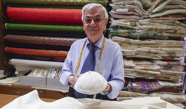 Son üç papanın terzisi, dördüncüsünü giydirmeye hazırlanıyor