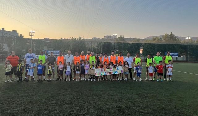 Babaları sahada çocuklar ise tribünde ter döktü
