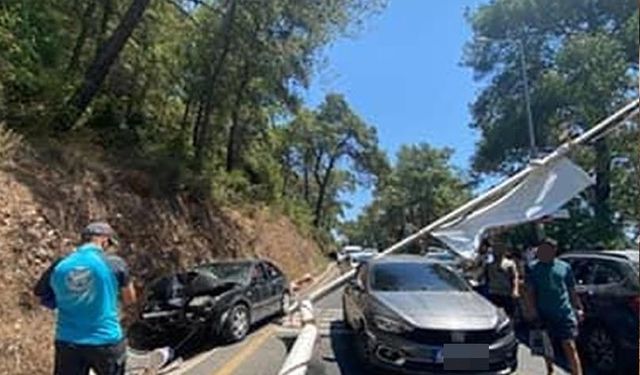 Freni patlayan araç aydınlatma direğine çarptı