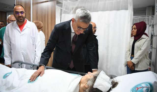 Bakan Memişoğlu Balıkesir’de meydana gelen depremde yaralananları ziyaret etti