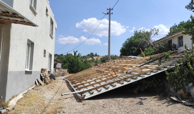 Fırtına çatıları uçurdu