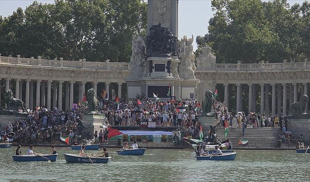 İspanya'nın başkenti Madrid'deki Retiro parkında Filistin'e destek gösterisi