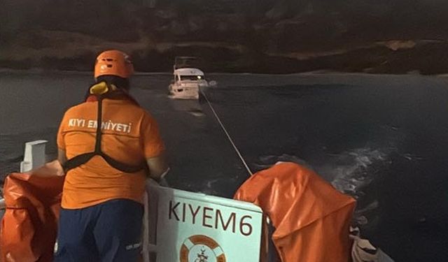 Cennet Koyu önlerinde arızalanan tekne kurtarıldı