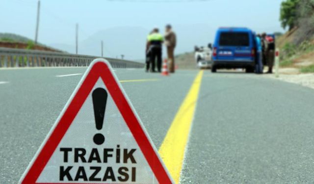 Kamyona çarpan otomobildeki 4 kişi yaralandı