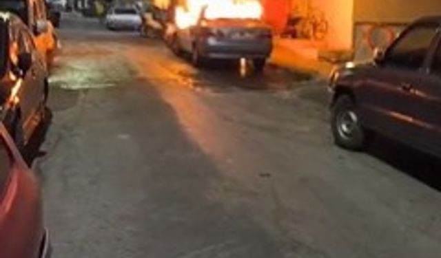 Yanan otomobil için mahalleli seferber oldu