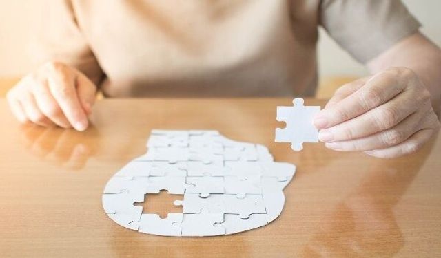 Uzmanından uyarı: Alzheimer’a karşı beyninizi vitaminlerle besleyin