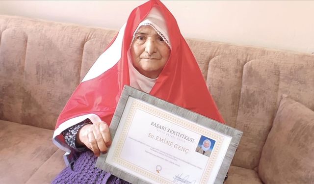 88 yaşında okuma yazma öğrenen kadına başarı belgesi verildi