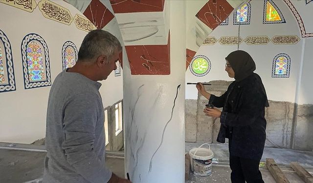 Baba ile kızı camilerin duvarlarını el emeği işlemelerle süslüyor