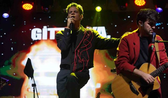 Bilecik’te sağanak yağışa rağmen binlerce kişi Madrigal konseriyle coştu