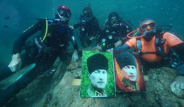 Cumhuriyet'in kuruluşunun 102. yılını su altında Atatürk portresi boyayarak kutladılar