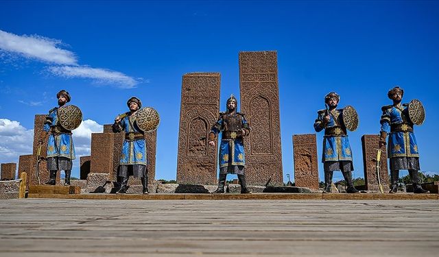 Jandarma personeli Selçuklu Meydan Mezarlığı'nda "saygı nöbeti" tutuyor