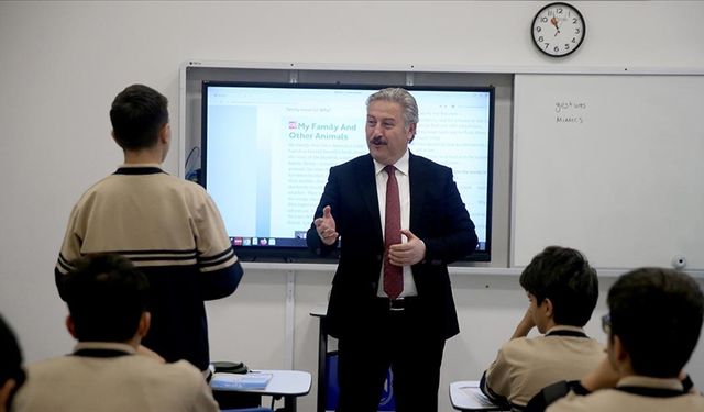 Başkanı olduğu belediyenin yaptırdığı lisede misafir öğretmenlik yapıyor