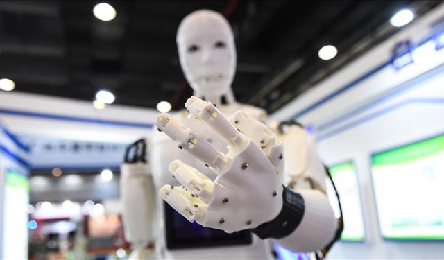 Çin'de bir şirketin ürettiği insansı robot yürüyüş rekoru kırdı