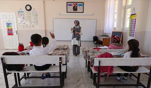 Irak sınırında görev yapan Gülay öğretmenden okuldan eve uzanan eğitim seferberliği