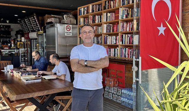 Kafeteryasında oluşturduğu kitaplıkla müşterilerini okumaya teşvik ediyor