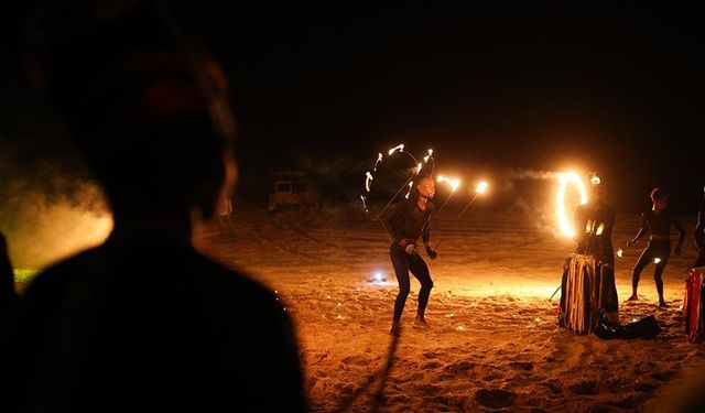Senegal'de okyanus kenarında ateş gösterisi düzenlendi