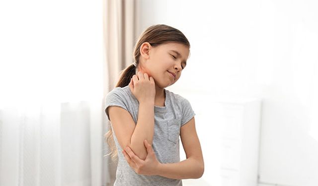 "Skolyoz ergenlikte hızla ilerleyebiliyor"