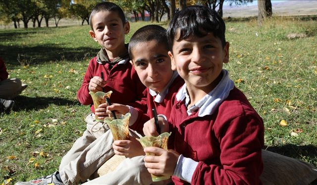 Tatlı ustası, kırsal mahallelerde çocuklara tatlı ikram etti