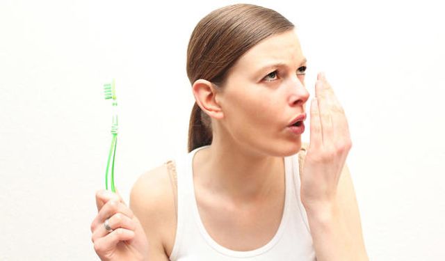 "Ağız kokusu sosyal ilişkileri derinden sarsabiliyor"