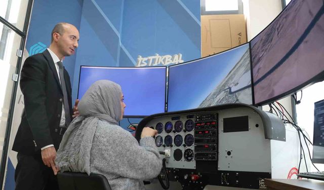 Uçağa binmeden pilot gibi uçuyorlar