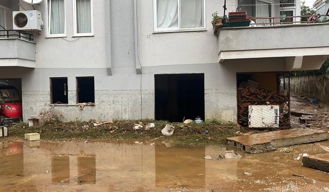 15 dakikalık yağmur Alanya'yı felç etti