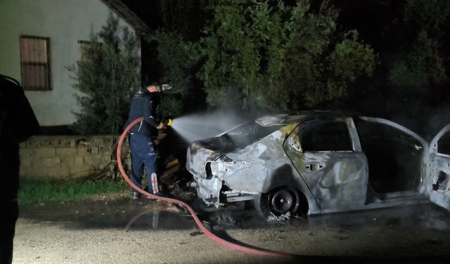 Park halindeyken alev alan araç küle döndü