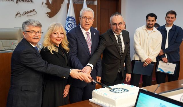 Gururlandıran başarı pastayla kutlandı