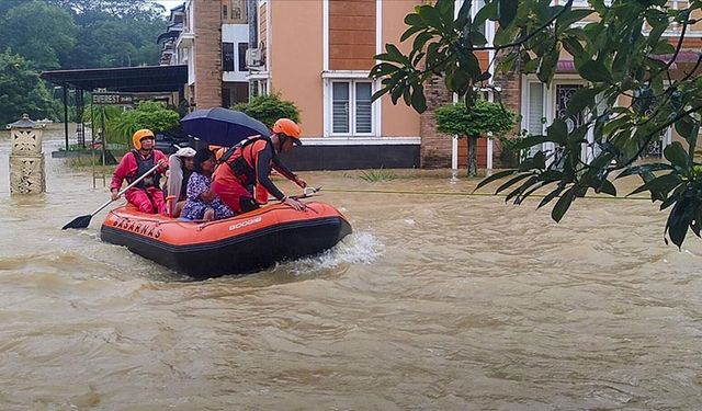 Şiddetli yağışların yol açtığı afetler 1200'e yakın can aldı