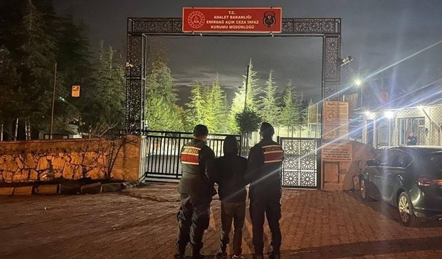 Jandarma çeşitli suçlardan aranan 42 kişiyi yakaladı
