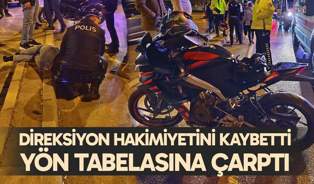 Direksiyon kontrolünü kaybeden motosiklet sürücüsü yön tabelasına çarptı: 2 yaralı