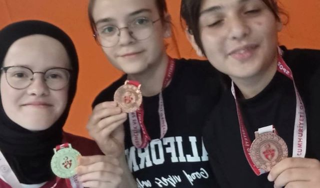 Liselilerden masa tenisi başarısı